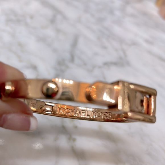 MICHAEL KORS BUCKLE BANGLE - Picture 4 of 5